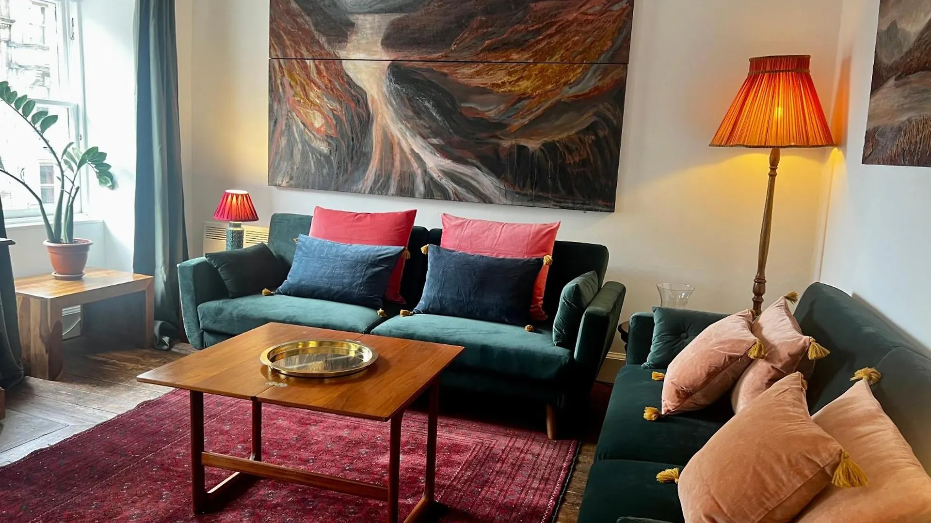 Historic Apartment In Royal Mile Edinburgh